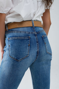 Calças de ganga super skinny esticadas em MIdwash com pormenores de desgaste