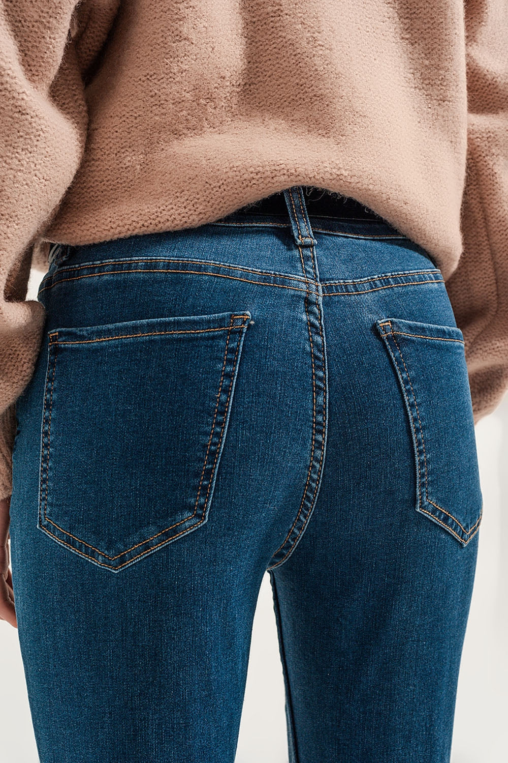 Calças de ganga super skinny fit com lavagem azul médio