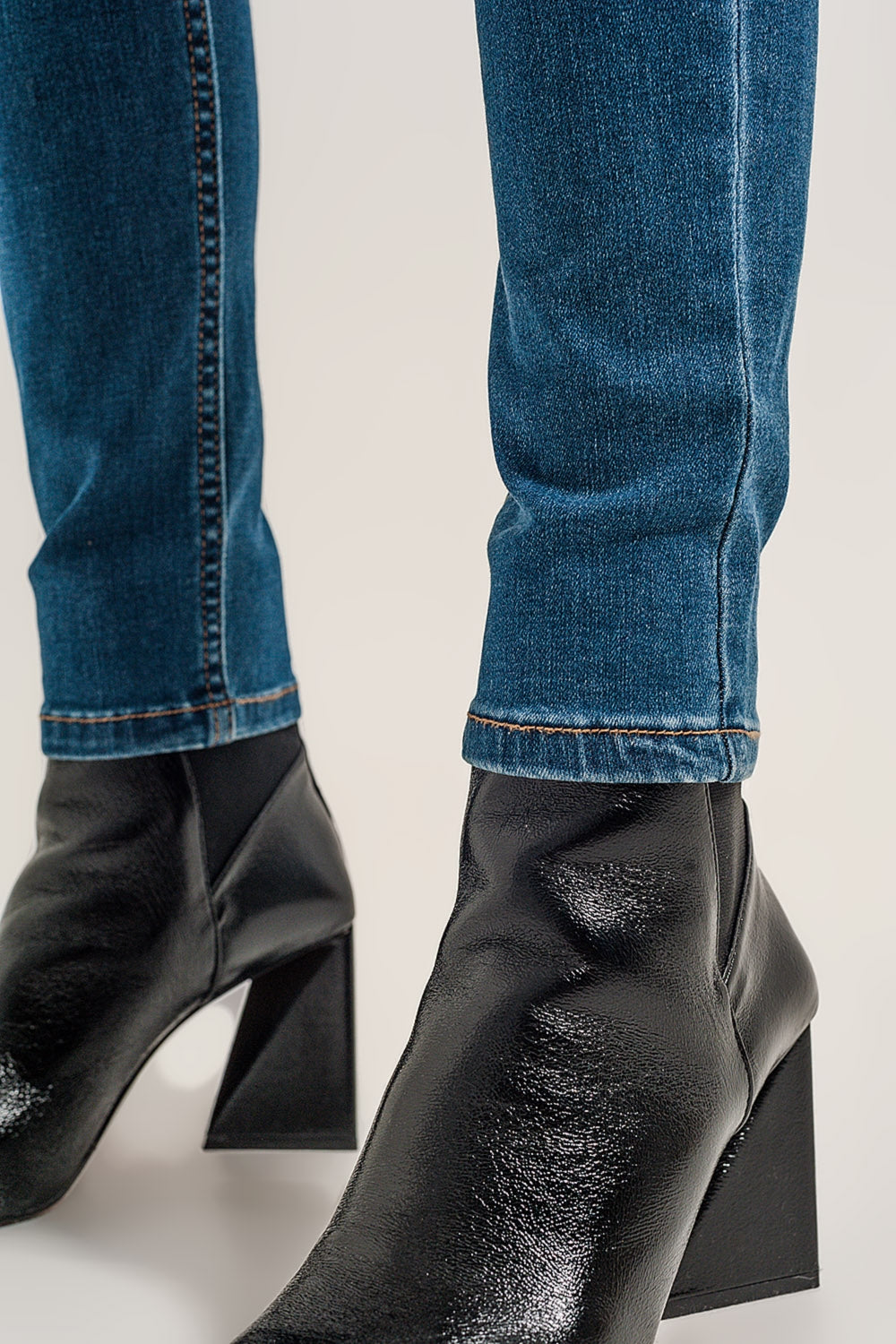 Calças de ganga super skinny fit com lavagem azul médio