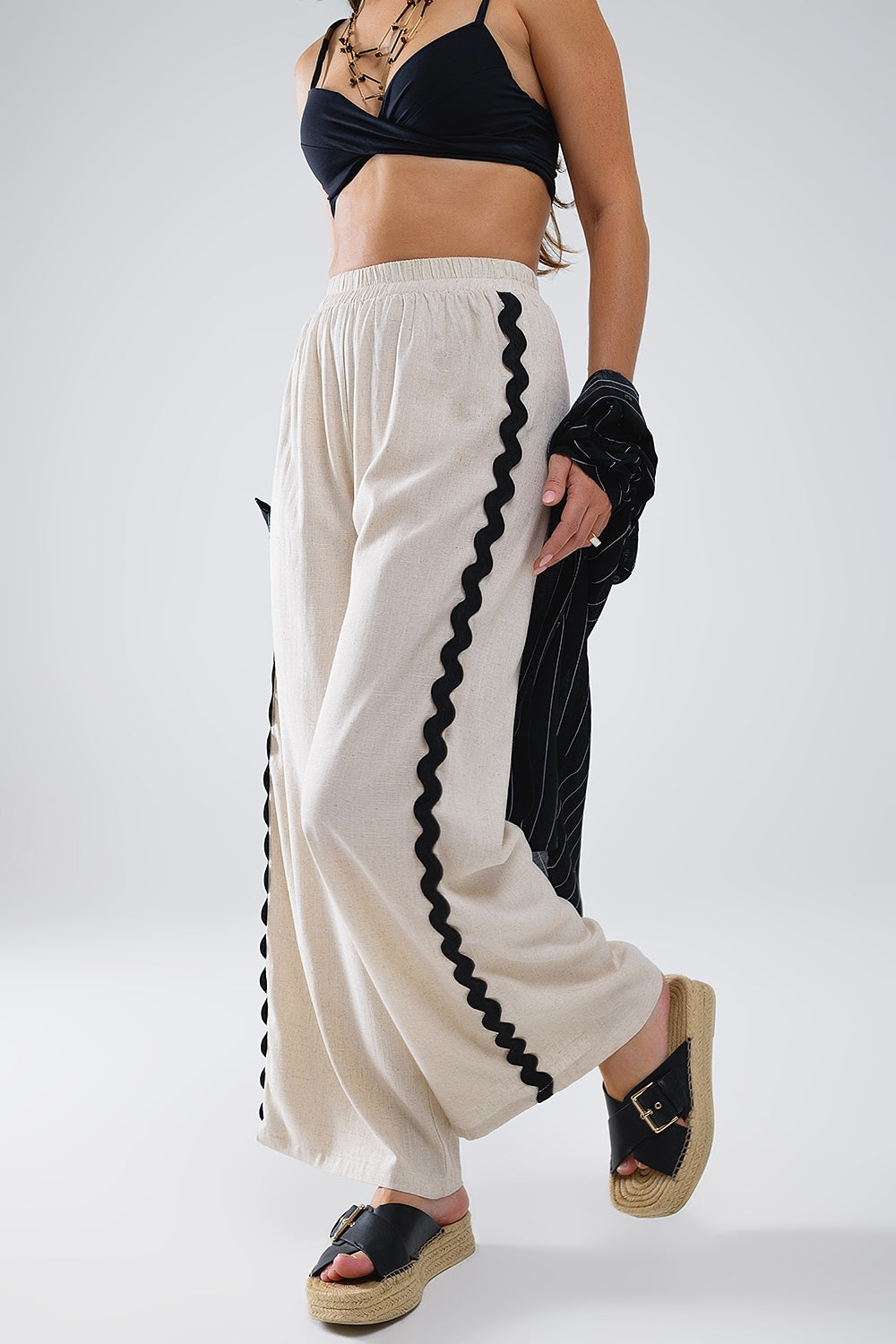 Q2 Calças de linho com corte recortado e contrastante em bege