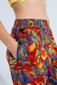 Calças de perna direita com estampado floral multicolorido em Shades Of Red