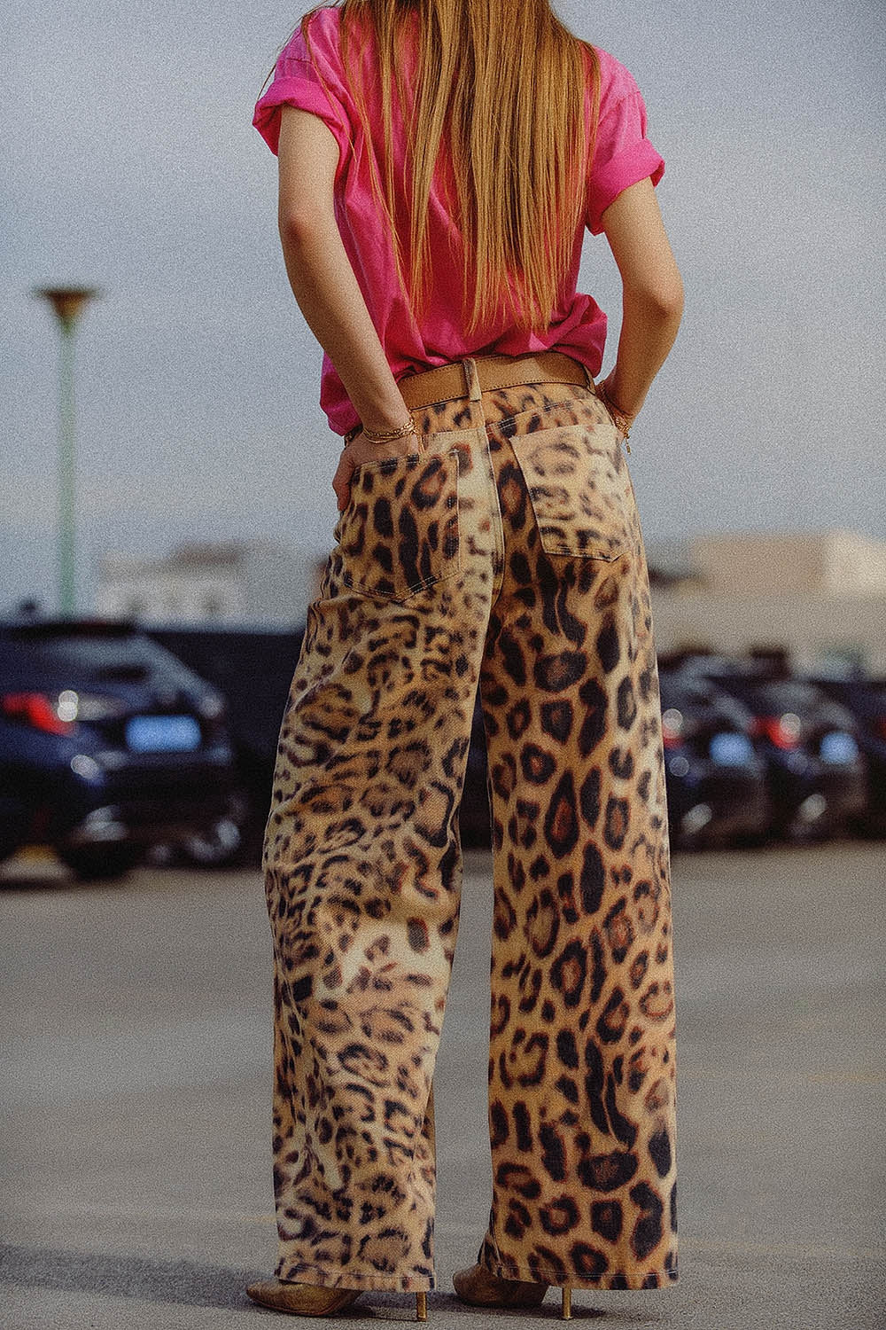 Calças de perna larga com estampado de tigre e costuras laterais duplas