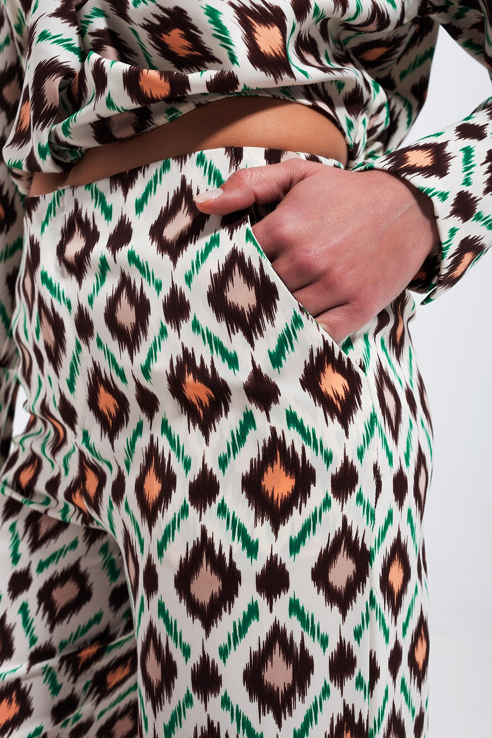 Calças de perna larga com impressão geométrica