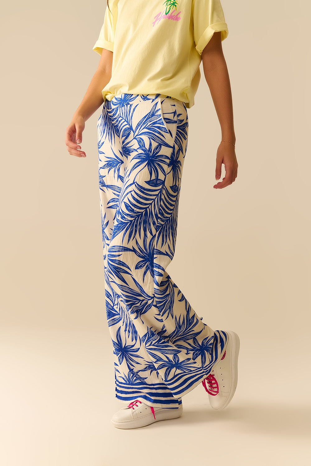 Calças de Perna Larga em Branco com Estampa Tropical em Azul