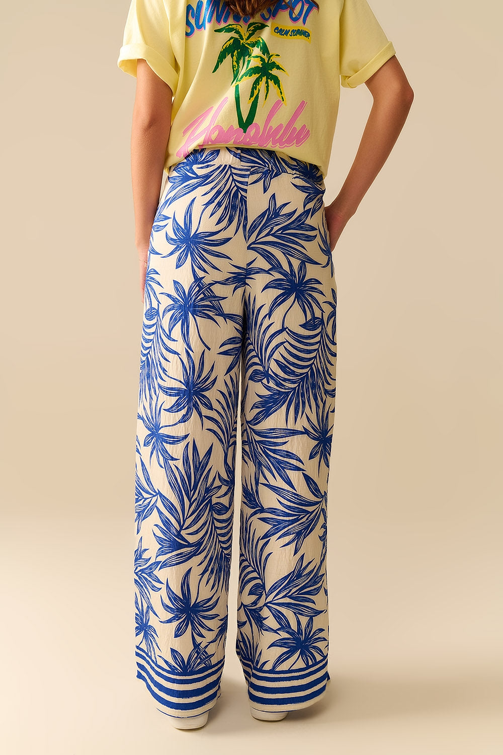 Calças de Perna Larga em Branco com Estampa Tropical em Azul