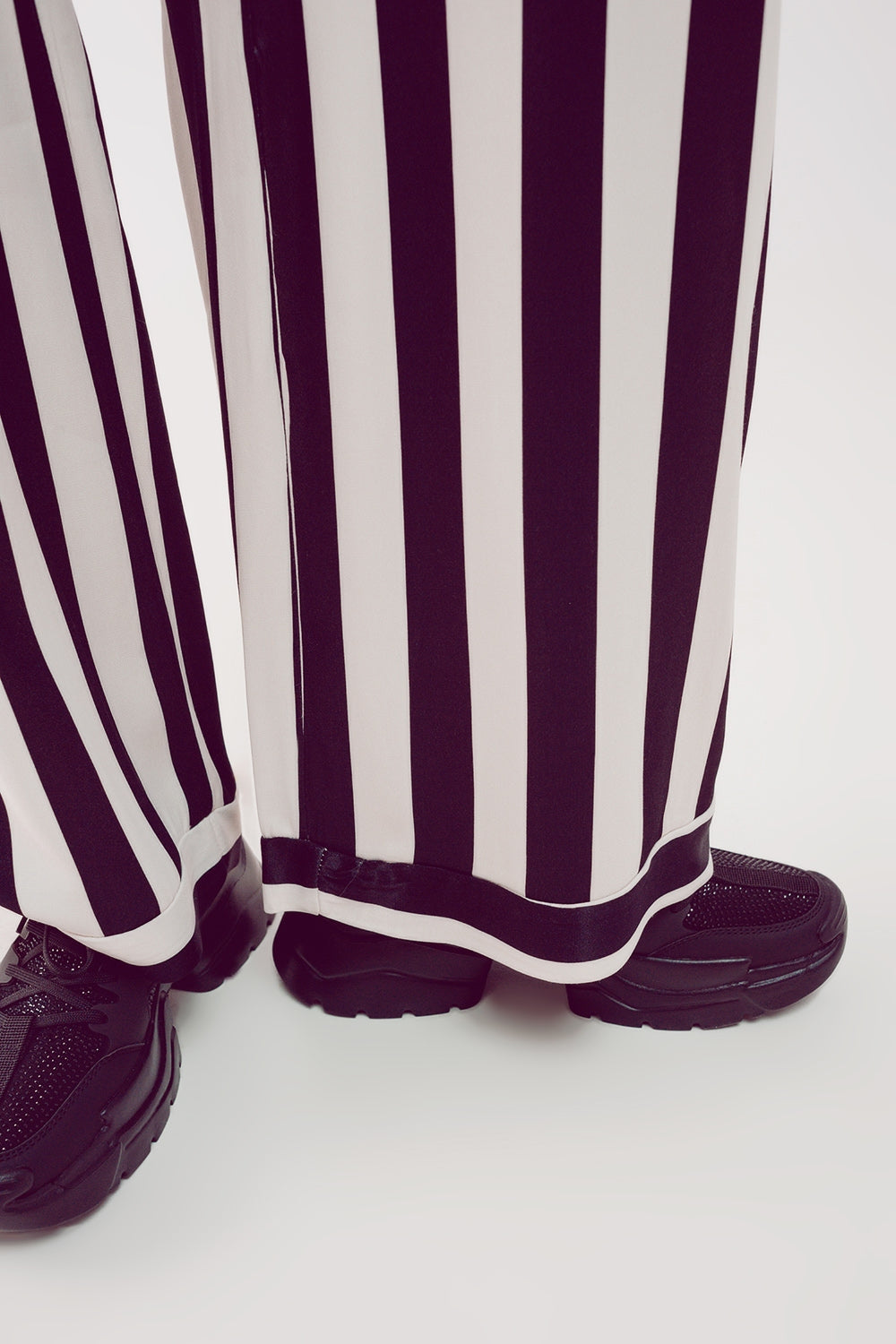 calças de perna larga em cetim em riscas pretas e brancas