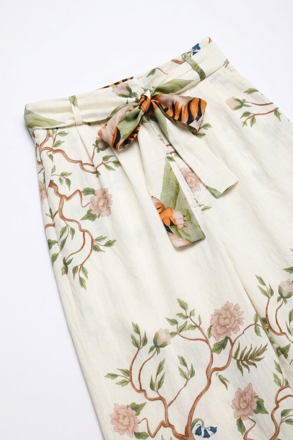 Calças de pernas largas com cintura atada de tecido leve com estampado floral em creme