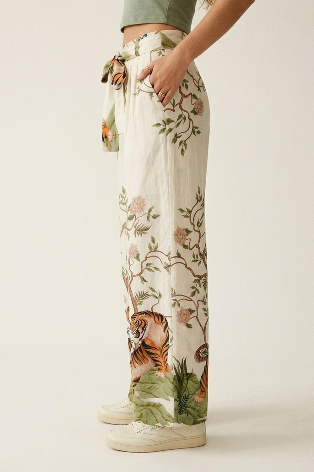 Calças de pernas largas com cintura atada de tecido leve com estampado floral em creme
