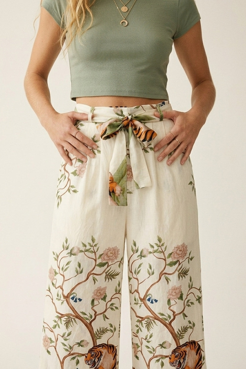 Calças de pernas largas com cintura atada de tecido leve com estampado floral em creme