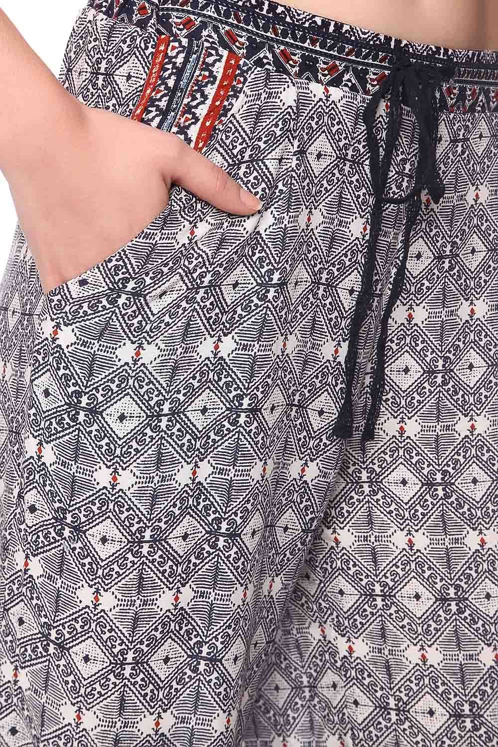 Calças de pernas largas com detalhes azul e laço modelado étnica