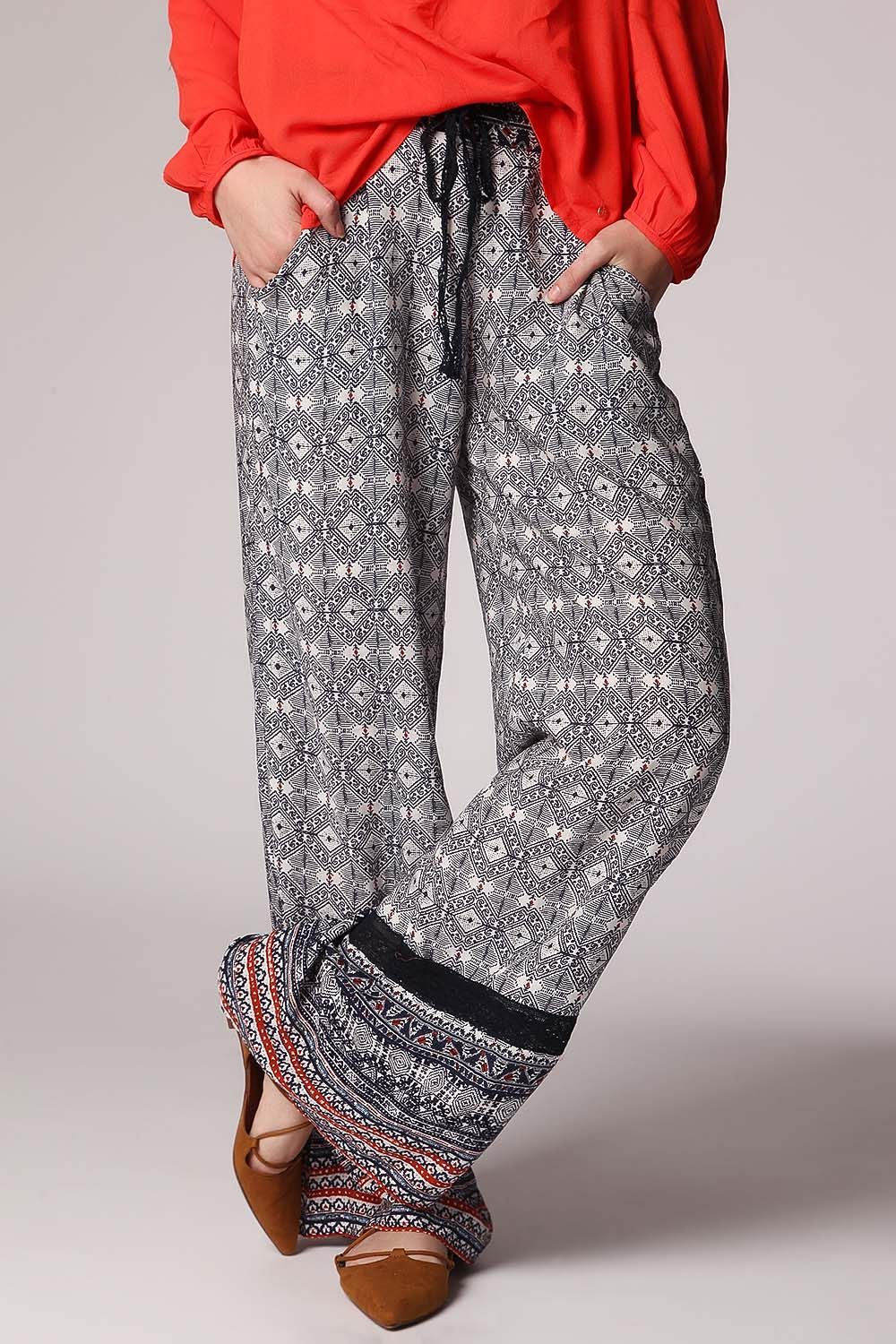 Calças de pernas largas com detalhes azul e laço modelado étnica