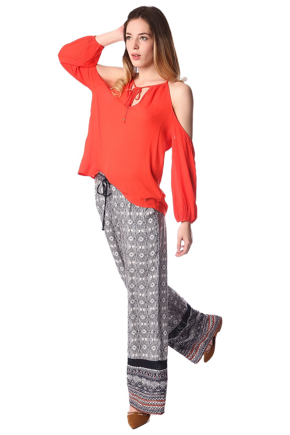 Calças de pernas largas com detalhes azul e laço modelado étnica