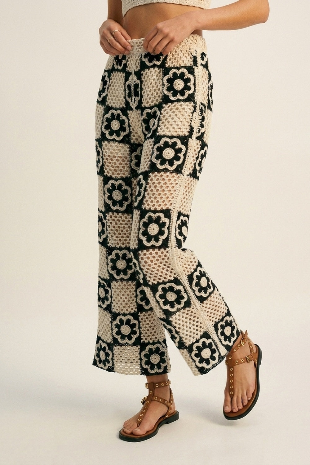 Q2 Calças de Pernas Largas em Patchwork de Crochê Preto e Creme com Motivo Floral
