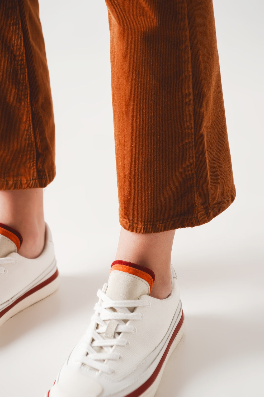 Calças de veludo de bombazina em camelo