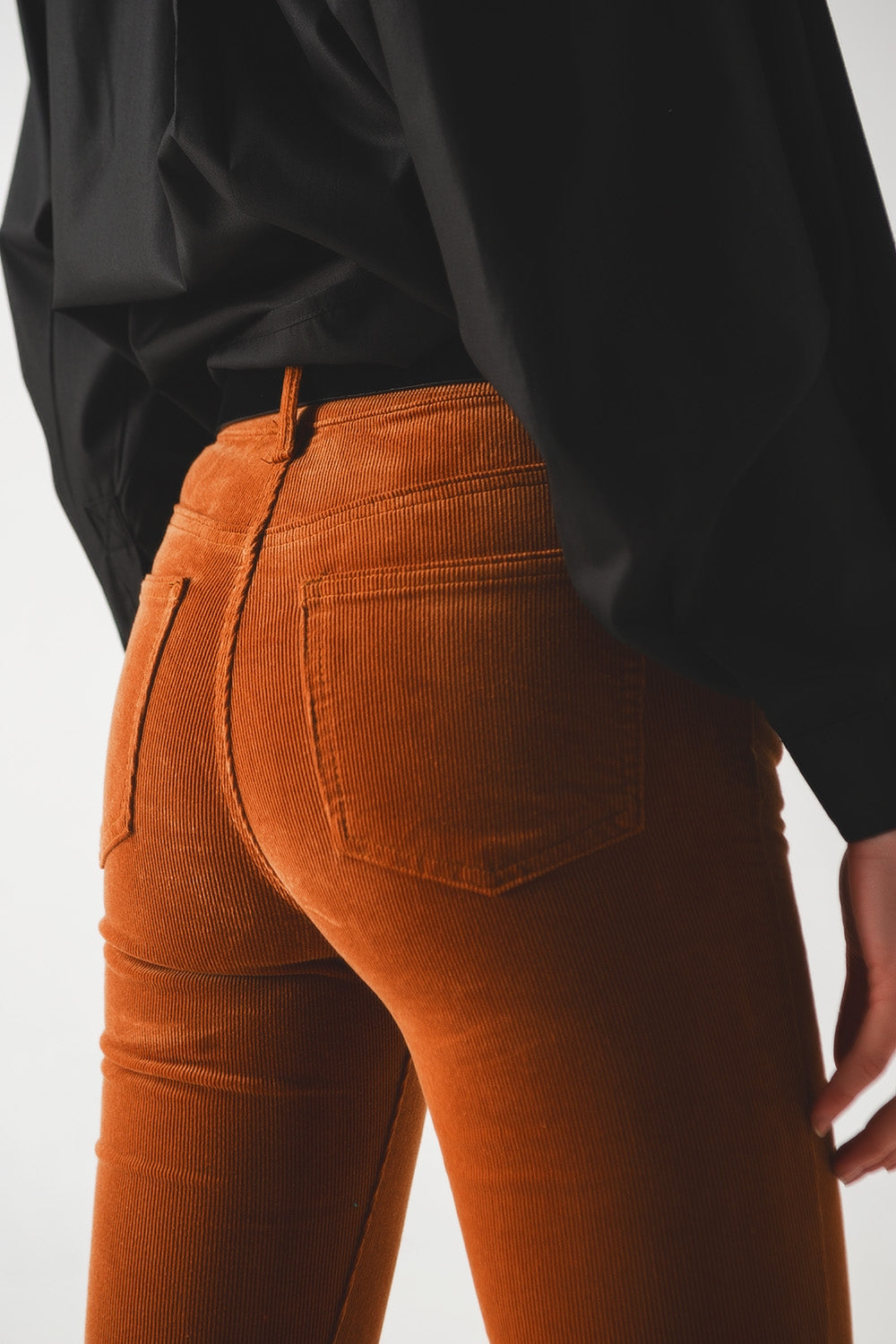 Calças de veludo de bombazina em camelo