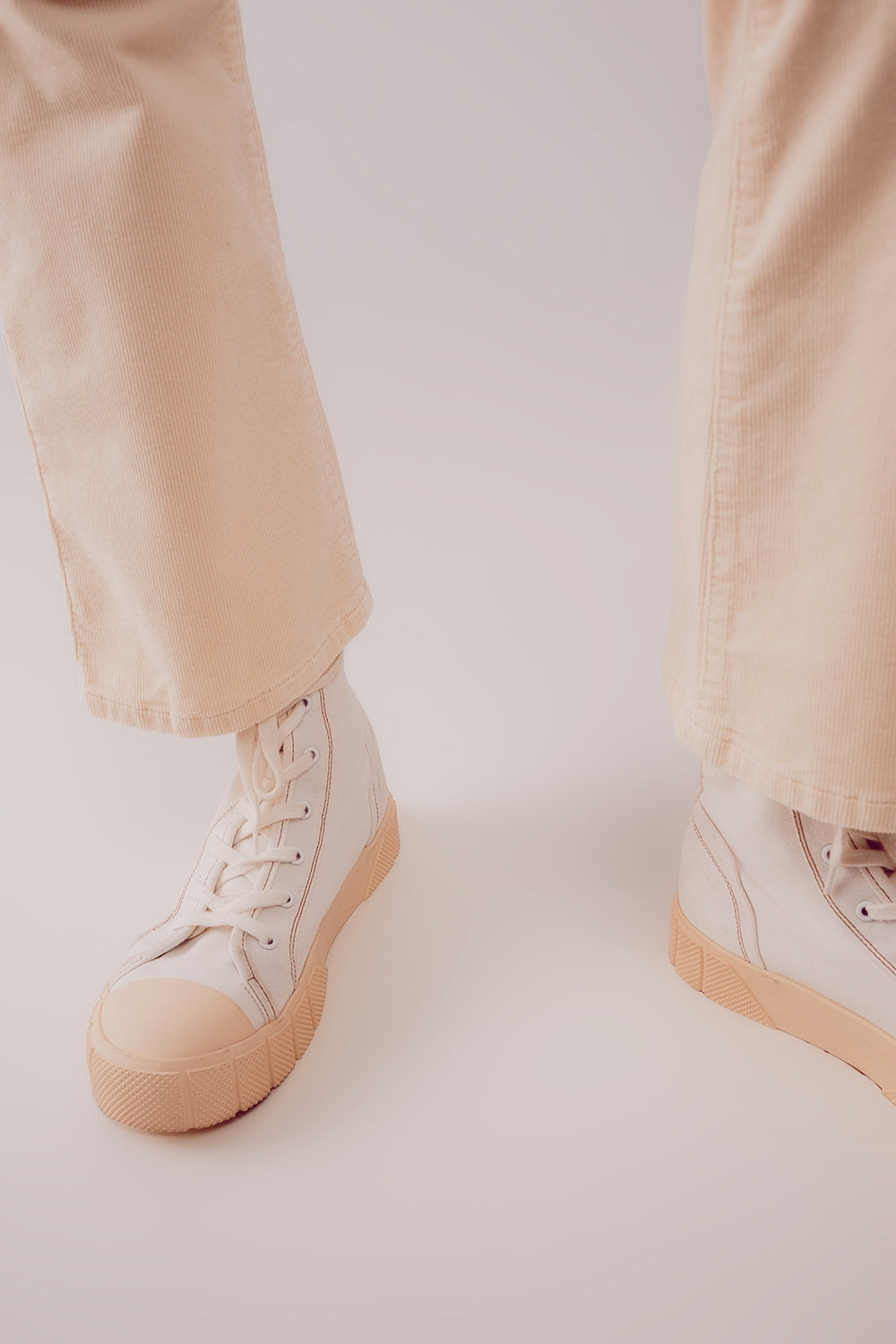 Calças de veludo de bombazina em creme