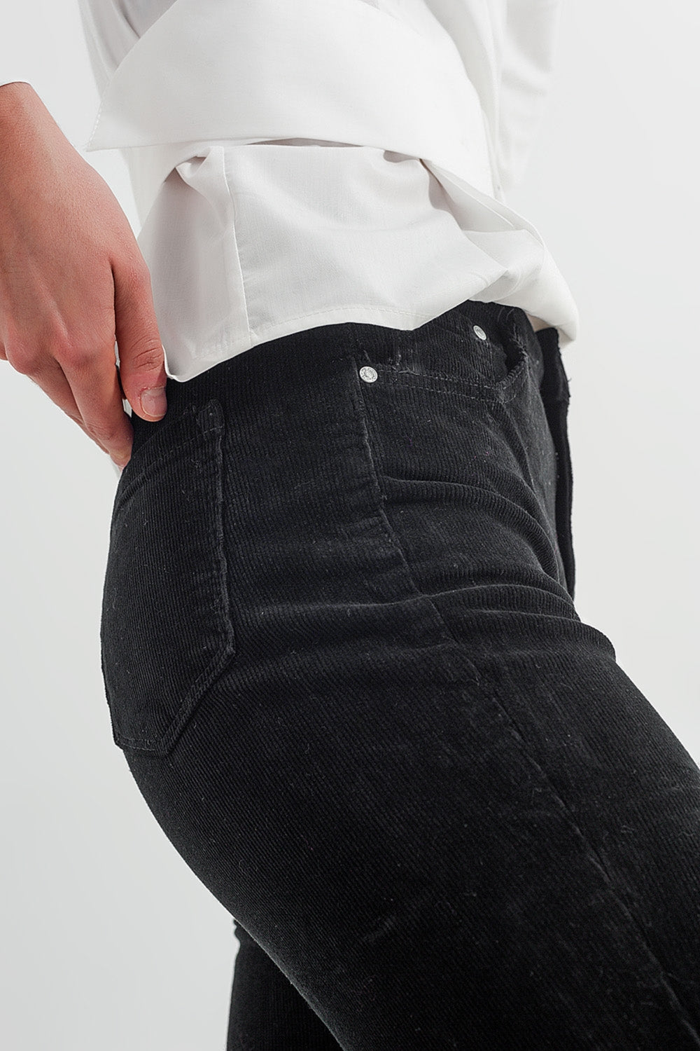 Calças de veludo preto com fundo de campânula