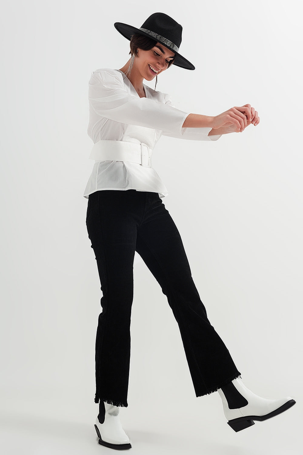 Calças de veludo preto com fundo de campânula