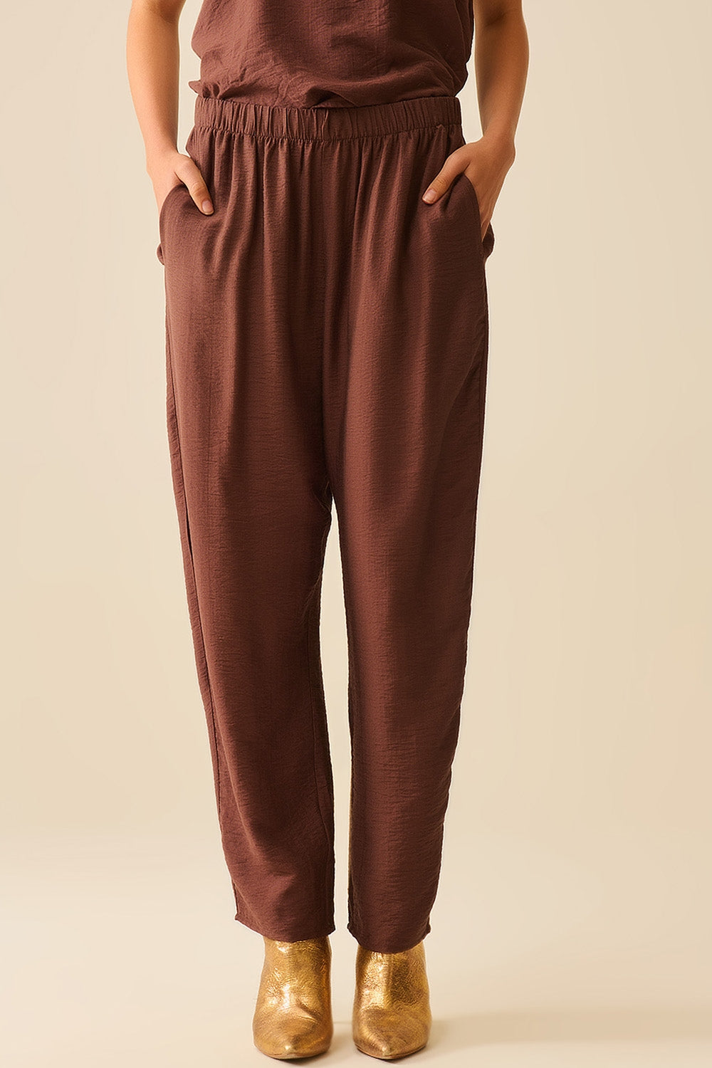 Q2 Calças de verão com cintura elástica e bolsos em castanho