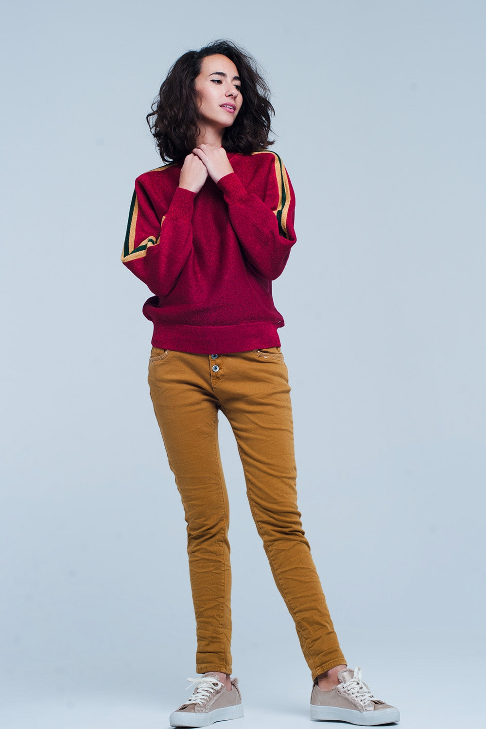 Calças em mostarda com lantejoulas e botões