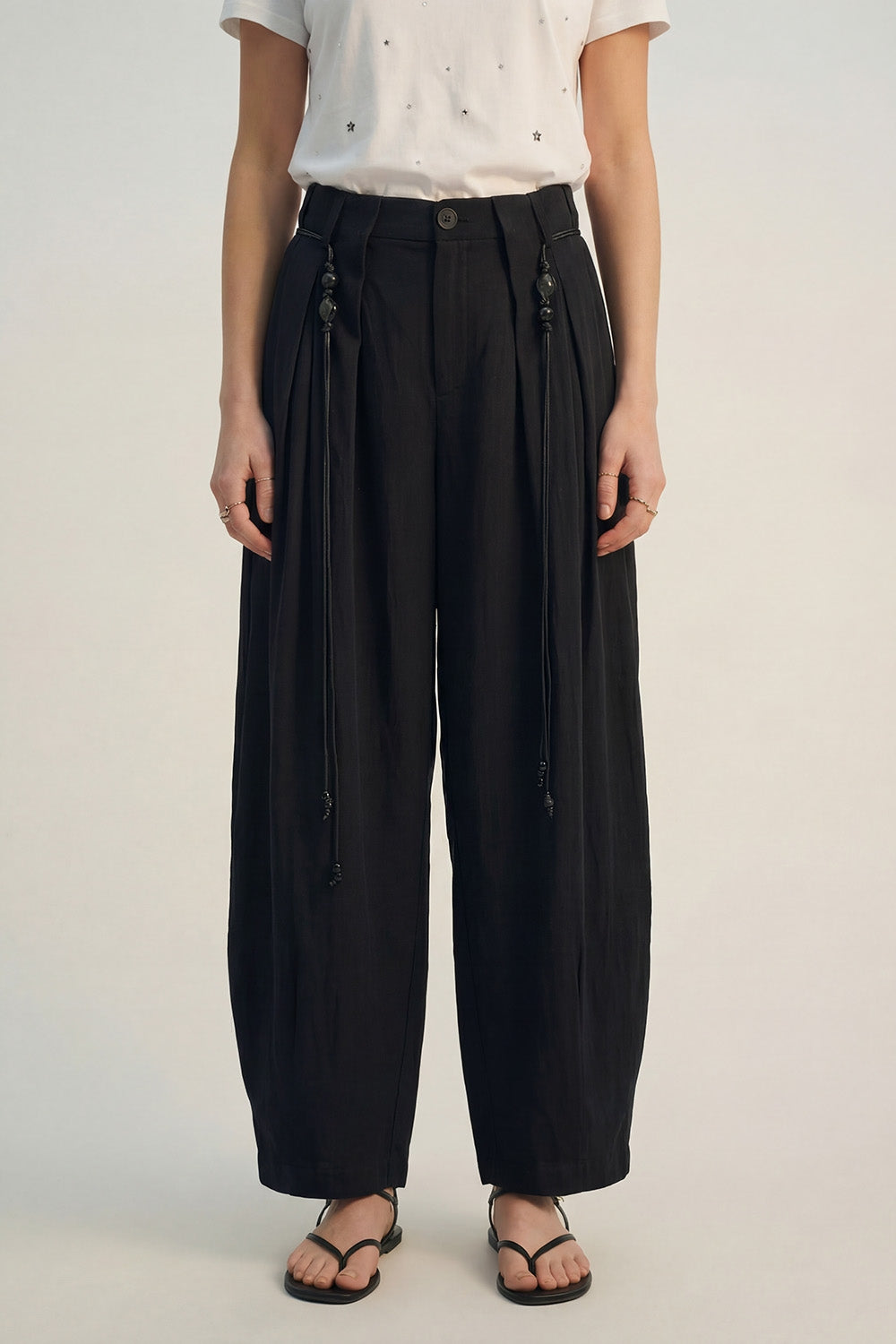 Q2 Calças em Rayon Lightweight Barrel-Fit de cor preta