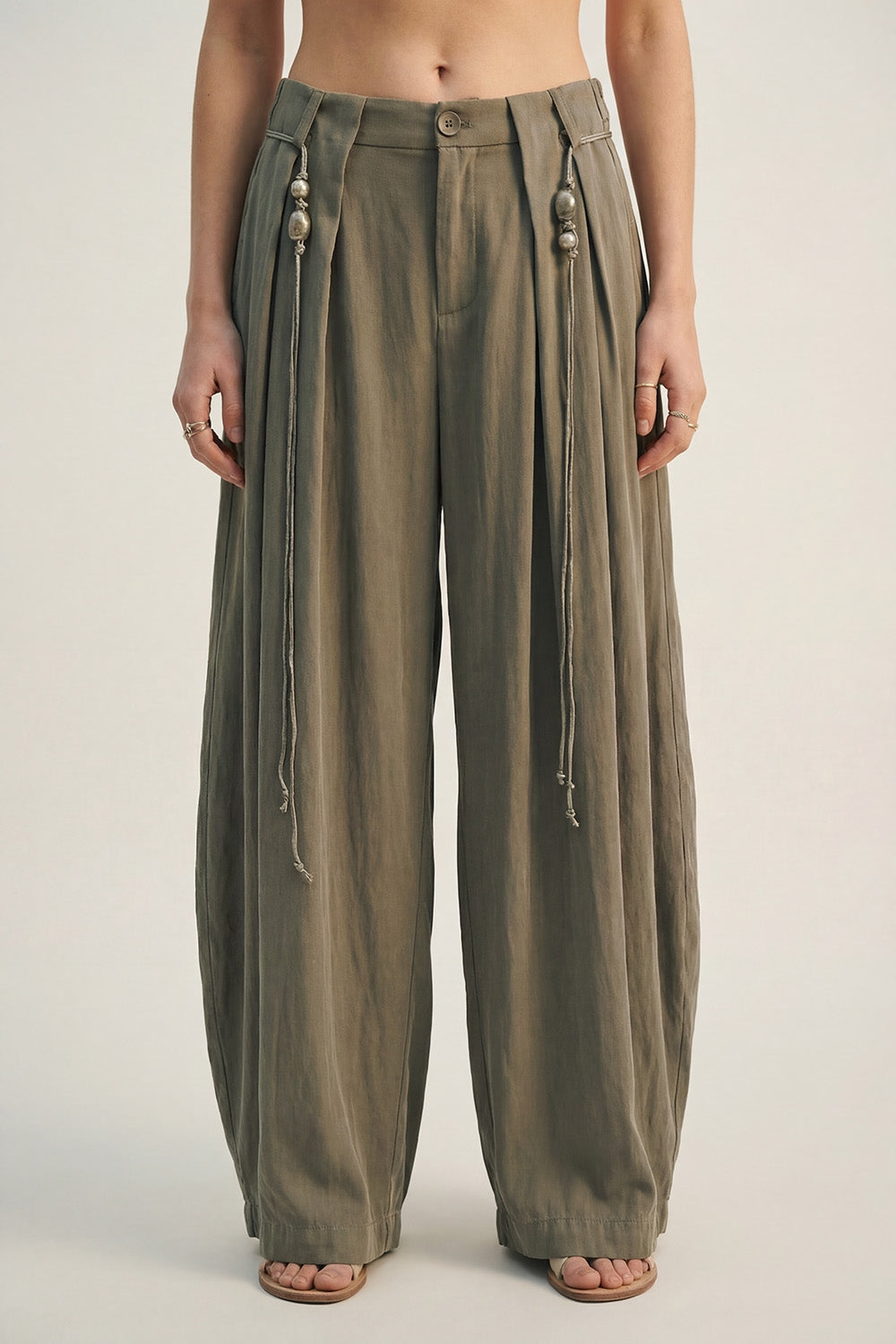 Q2 Calças em Rayon Lightweight Barrel-Fit em cor caqui