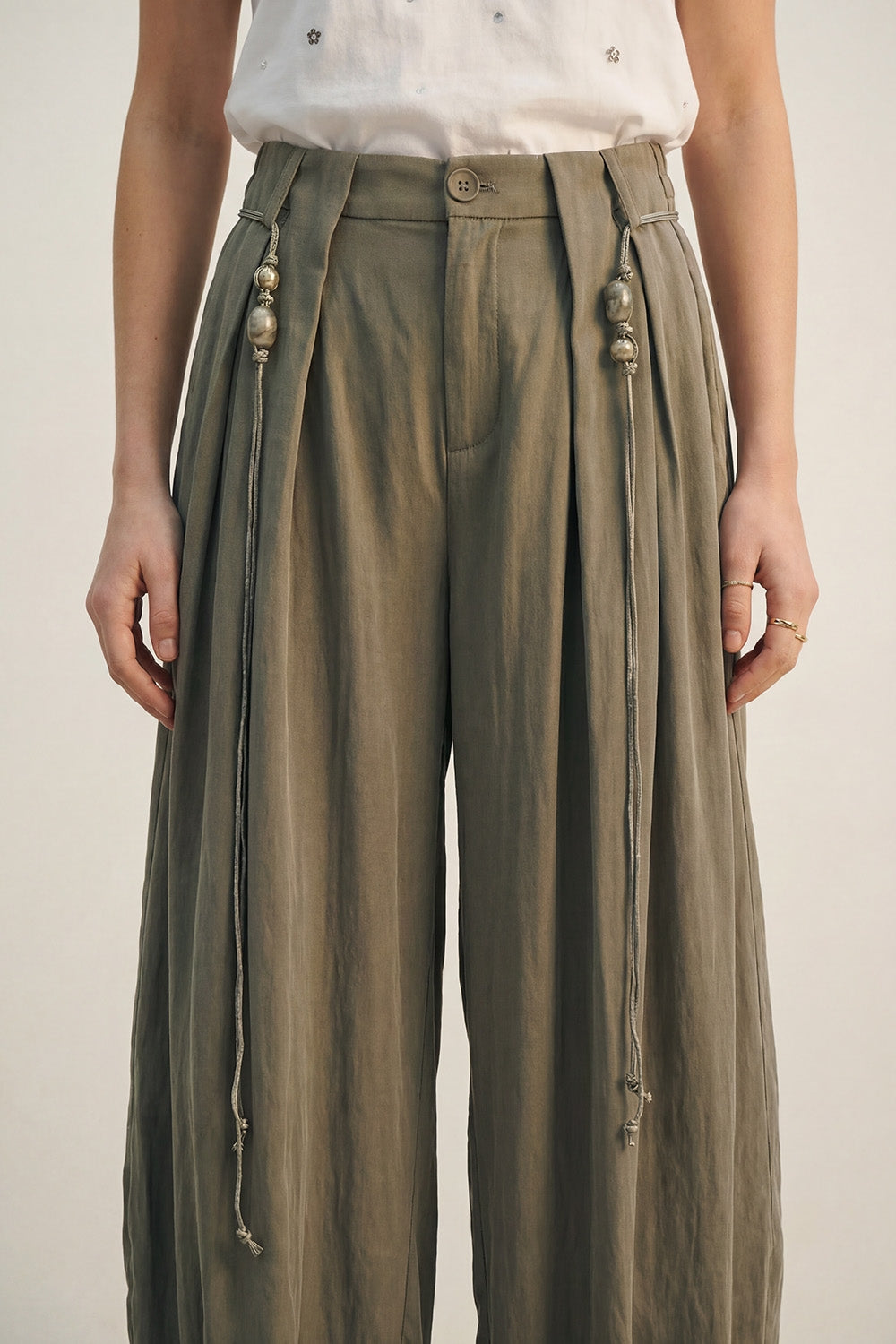 Calças em Rayon Lightweight Barrel-Fit em cor caqui