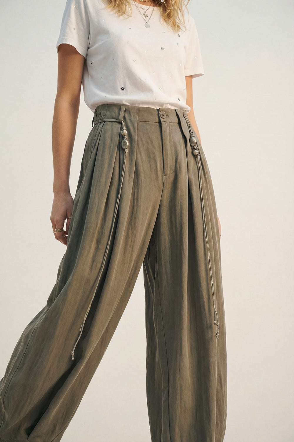 Calças em Rayon Lightweight Barrel-Fit em cor caqui