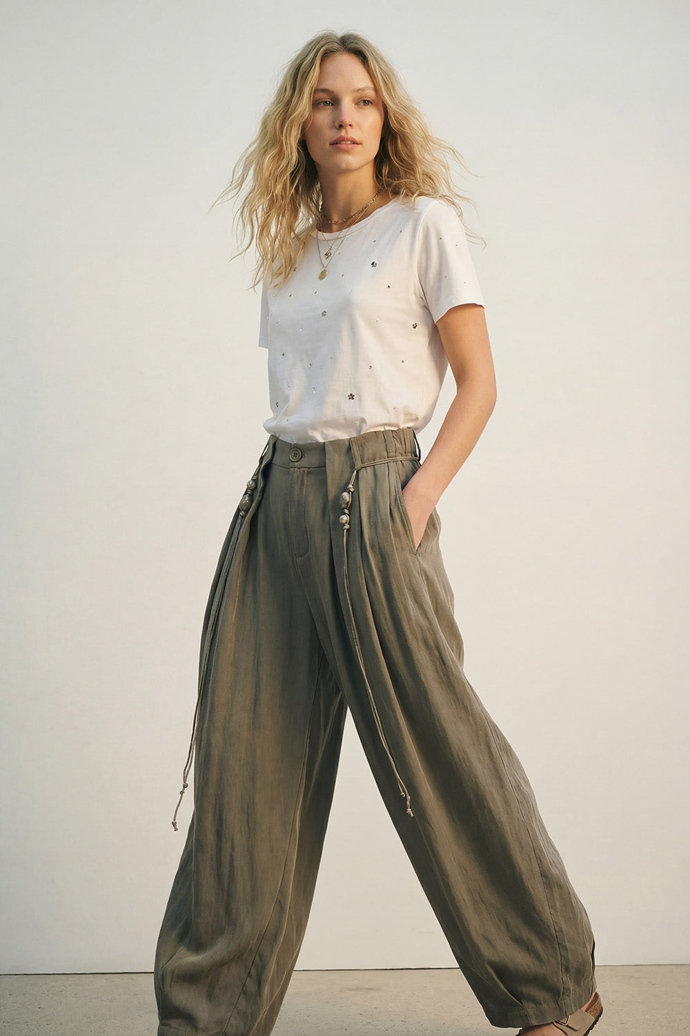 Calças em Rayon Lightweight Barrel-Fit em cor caqui