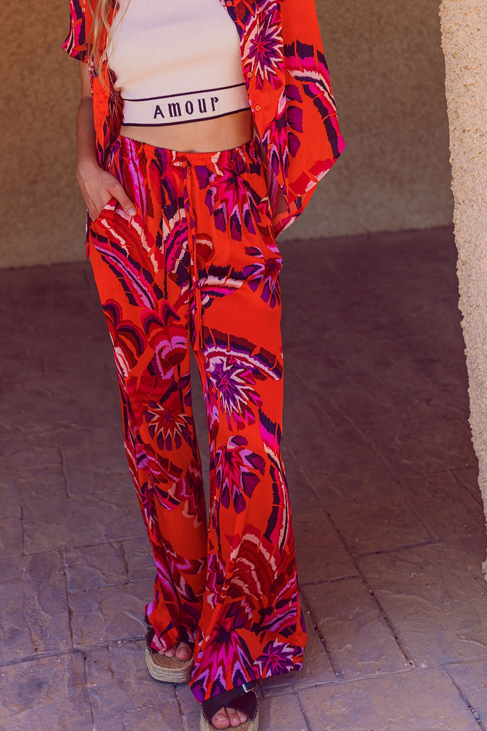 Calças estilo palazzo com estampa floral abstrata em laranja