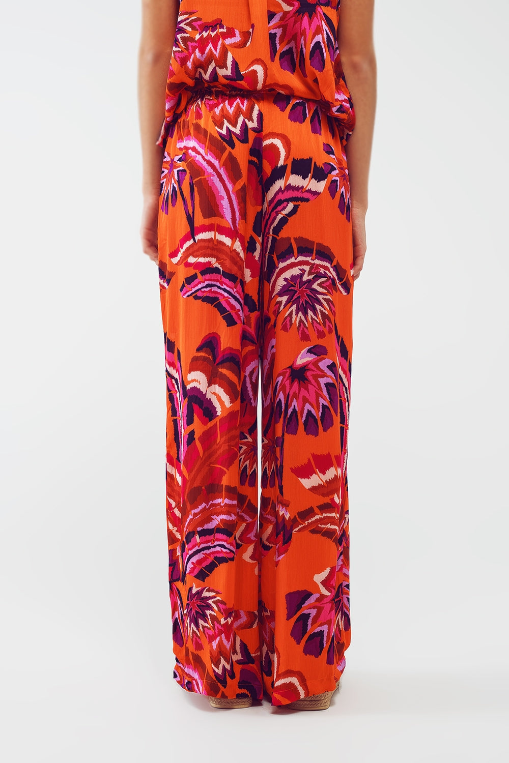 Calças estilo palazzo com estampa floral abstrata em laranja