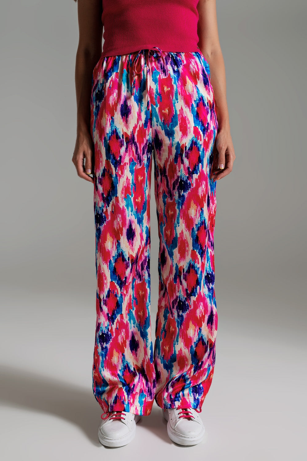Q2 Calças estilo palazzo em estampa abstrata rosa e azul