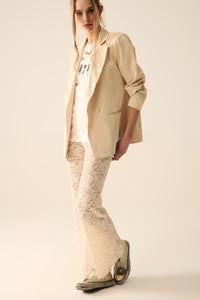 Calças flare de creme em renda floral