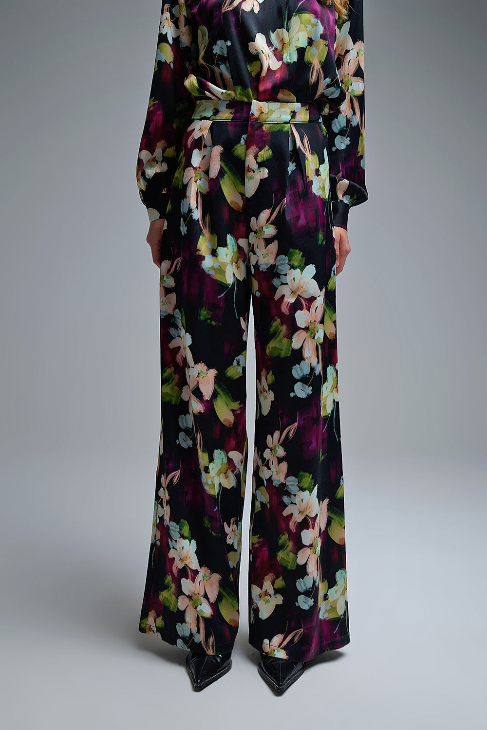 Q2 Calças fluidas com estampado floral em tecido acetinado com bolsos laterais