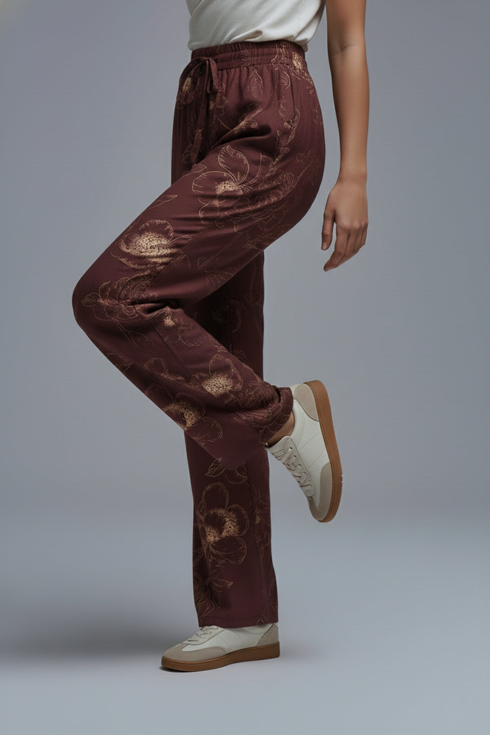 Cal�as fluidas leves borgonha com estampado floral outonal