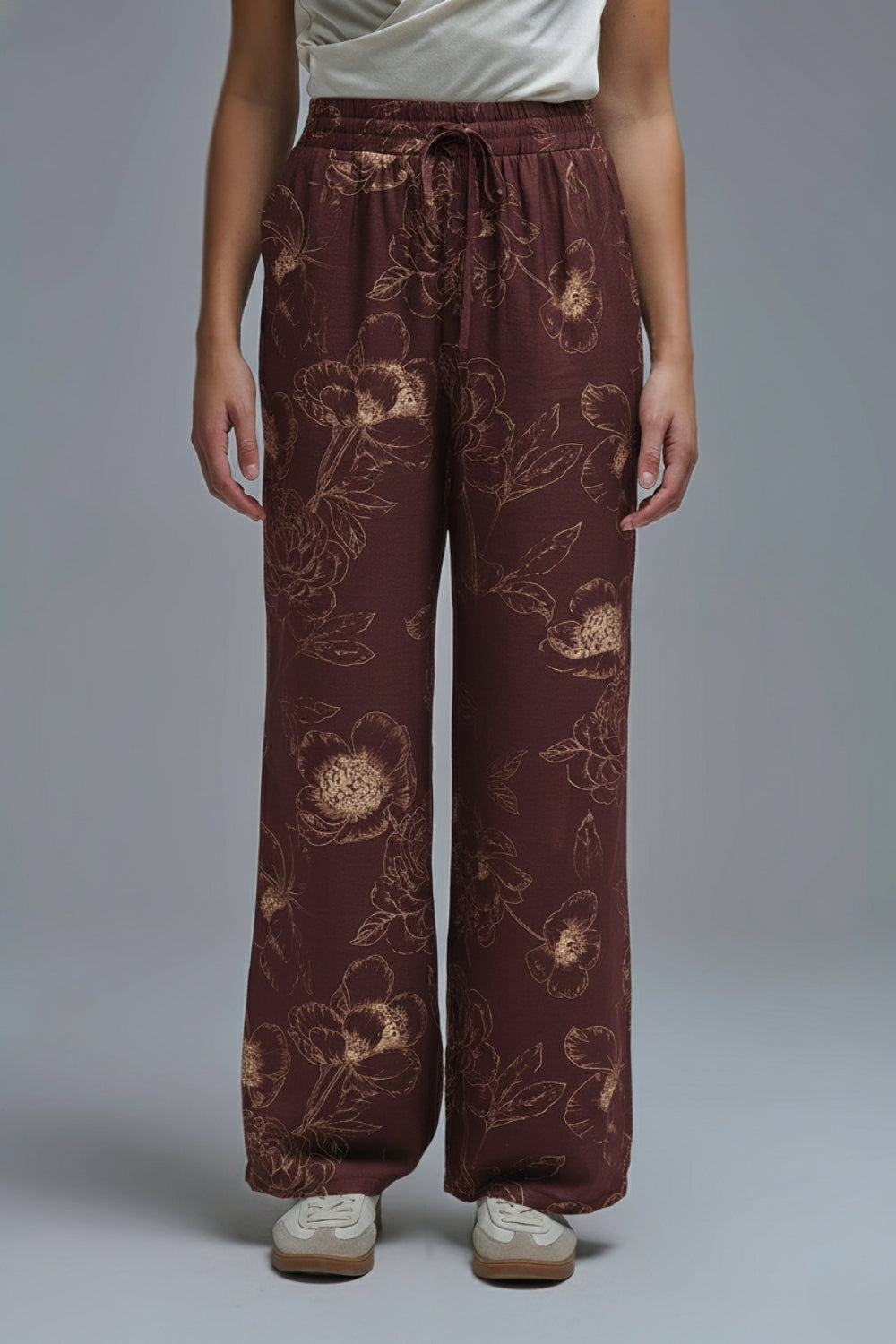 Cal�as fluidas leves borgonha com estampado floral outonal