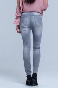 Calças jeans cinza com detalhes de rasgos