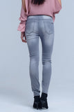 Calças jeans cinza com detalhes de rasgos