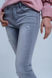 Calças jeans cinza com detalhes de rasgos