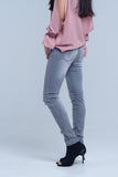 Calças jeans cinza com detalhes de rasgos