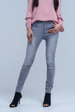 Calças jeans cinza com detalhes de rasgos