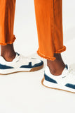 Calças jeans flare com bainha desfiada em laranja