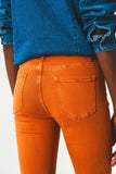 Calças jeans flare com bainha desfiada em laranja