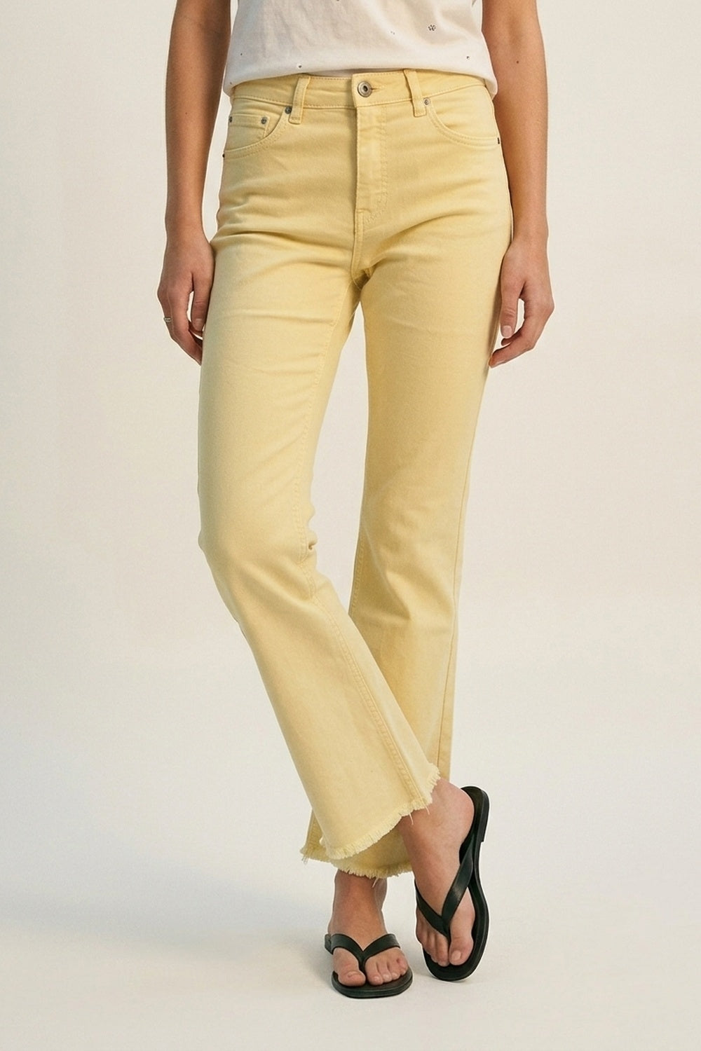 Q2 Calças jeans flare com barra desfiada na cor amarela