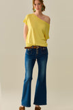 calças jeans flare com lavagem média e bolsos