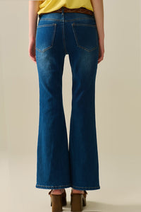 calças jeans flare com lavagem média e bolsos