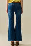 calças jeans flare com lavagem média e bolsos