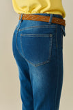 calças jeans flare com lavagem média e bolsos