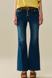 Q2 calças jeans flare com lavagem média e bolsos