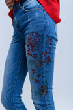 Calças jeans magras com flores pintadas